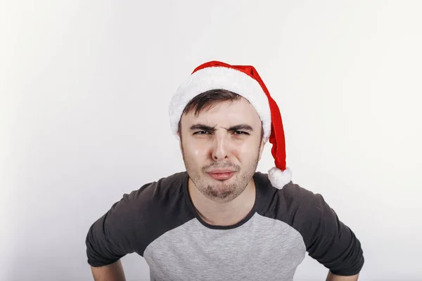 Genç Adam Noel Baba Şapkası Ile Şok Yüz Kameraya Bakıyor — Stok fotoğraf
