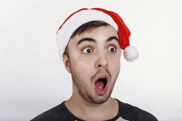 Jeune Homme Chapeau Père Noël Très Surpris Par Quelque Chose — Photo