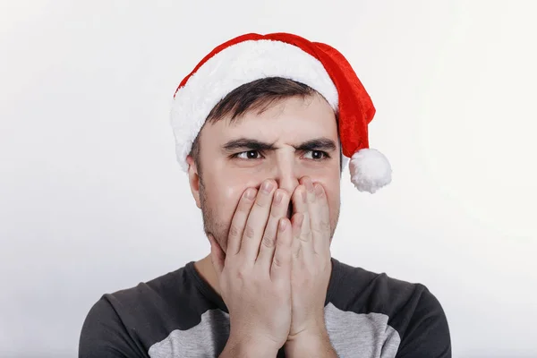 Santa Şapka Adam Yüzünü Elleri Biriyle Utanç Seyir Ile Kapatmak — Stok fotoğraf
