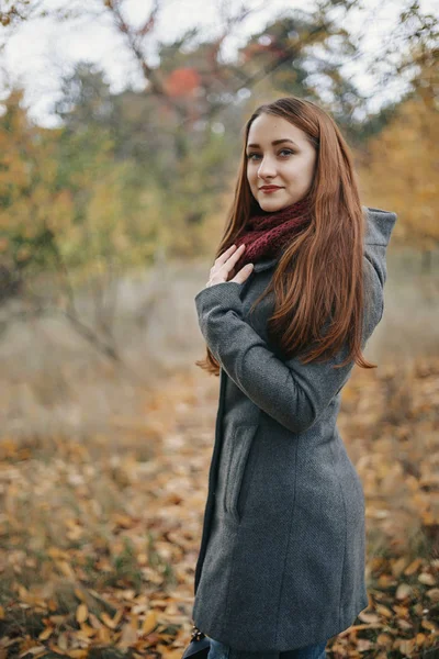 Середній Повнометражний Портрет Красивої Молодої Жінки Рудим Волоссям Осінньому Листі — стокове фото