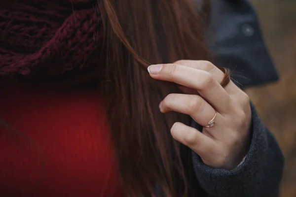 Mujer Tocando Har Mano Izquierda Femenina Con Anillo Dedo Tocando — Foto de Stock