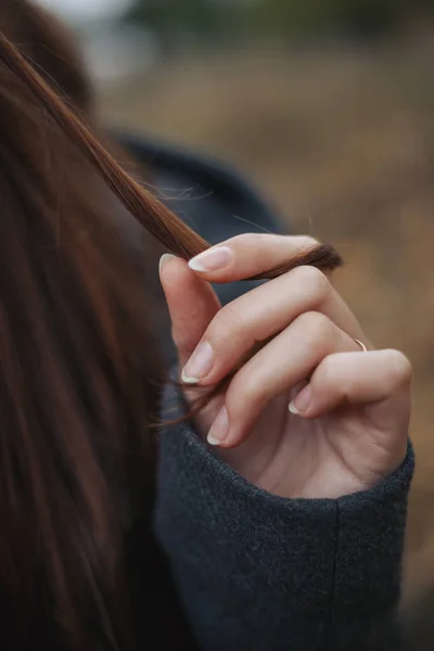 Mujer Tocando Har Mano Izquierda Femenina Con Anillo Dedo Tocando — Foto de Stock