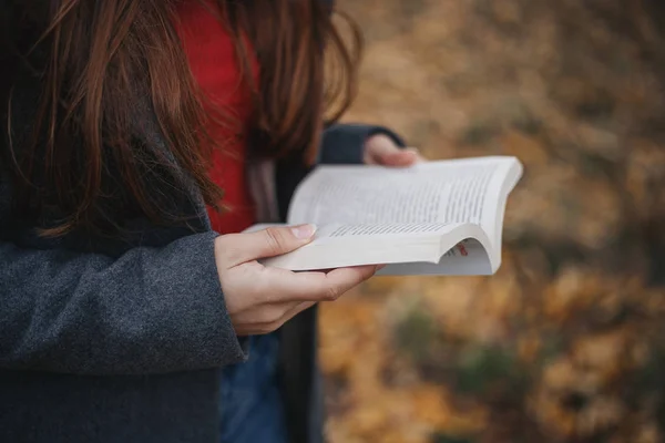 Eller için Defteri'ni açar. Model stnding Sonbahar Park ve tutmak ellerini içinde kitap açıldı