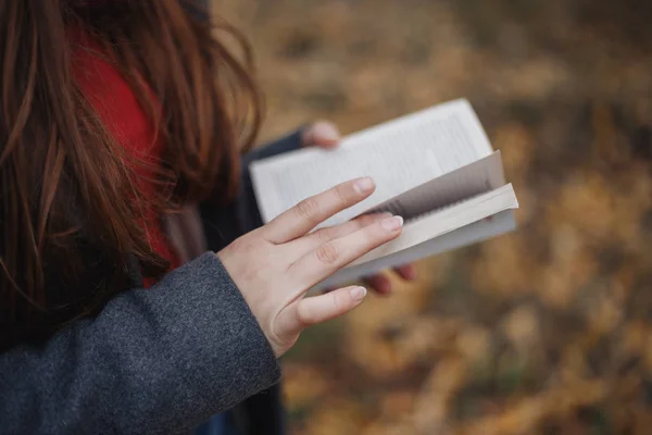 Dívka Listoval Knihou Ruce Žena Čtení Kniha Venkovní Podzim — Stock fotografie