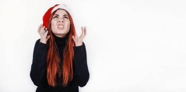 Noel Baba şapkası tarafından bir şey şok komik ve genç kadın