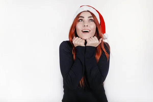 Chica Feliz Sombrero Santa Imaginar Sus Regalos Navidad Mujer Soñando —  Fotos de Stock