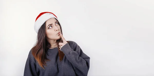 Engraçado Alegre Jovem Mulher Chapéu Sunta Claus Olhando Para Algo — Fotografia de Stock