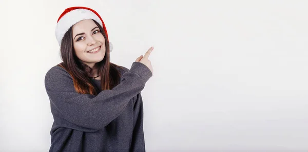 Komik Eğlenceli Genç Kadın Sunta Claus Şapka Gösterir Bazı Şeyleri — Stok fotoğraf