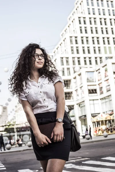 Jovem Mulher Negócios Andando Rua Cidade Menina Com Cabelo Encaracolado — Fotografia de Stock