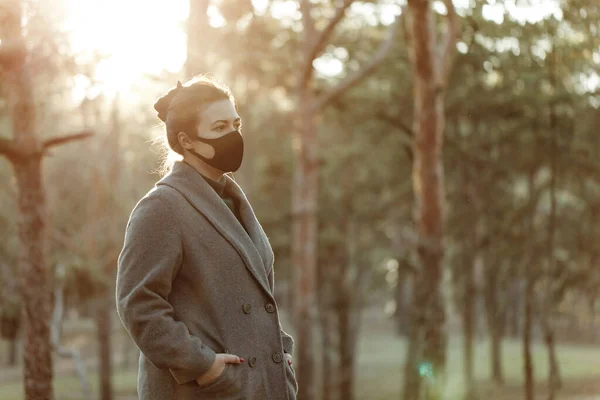 Frau Medizinischer Maske Posiert Vor Der Kamera Auf Dem Hintergrund — Stockfoto