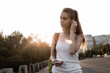 Kız kulaklıkla müzik dinliyor.