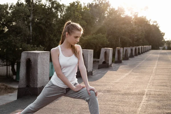 Deportiva Chica Europea Camiseta Blanca Hace Estirar Las Piernas Calentar — Foto de Stock