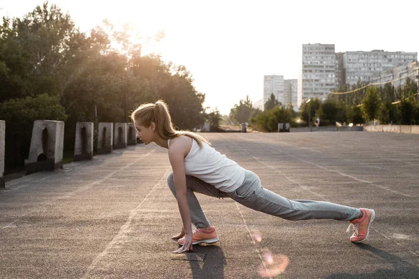 Спортивная Европейская Женщина Белой Майке Делает Упражнения Ногах Открытом Воздухе — стоковое фото