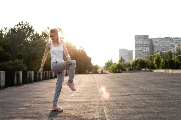 Chica Fitness Está Estirando Aire Libre — Foto de Stock
