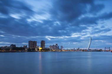 Rotterdam şehir manzarası mavi saat