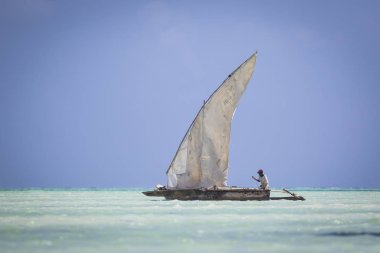 Hint Okyanusu üzerinde yelken dhow balıkçı teknesi