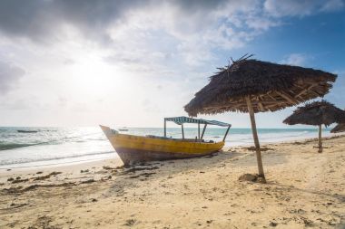 Tropikal bir sahilde tekne 