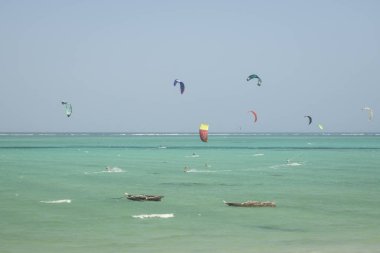 Kitesurfing yakınındaki balık tekneleri