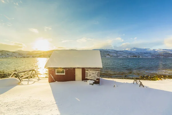Tipikus norvég meleg és otthonos ház található a vízpart: — Stock Fotó