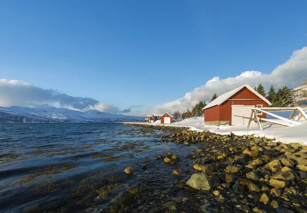 Typical norwegian warm and cosy house located at the lakeside at — Stock Photo, Image