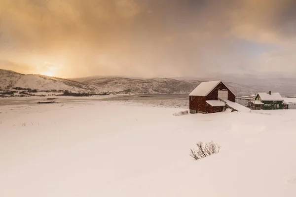 Typický norský teplý a útulný dům se nachází na břehu jezera na — Stock fotografie