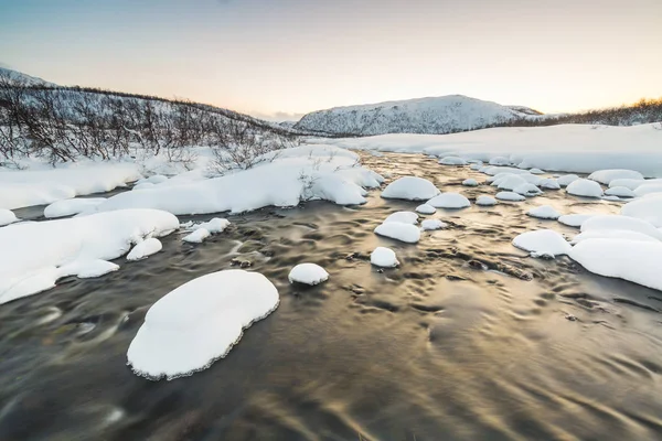 Alacakaranlık bir kış peyzaj taşları ile su akışı. — Stok fotoğraf