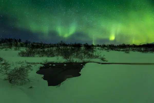 오로라는 겨울 풍경에 물 흐름 위에. — 스톡 사진