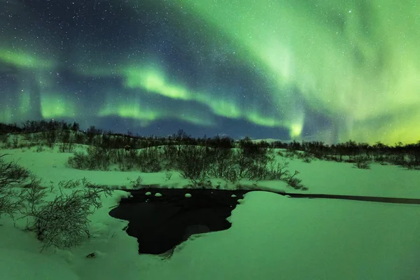 오로라는 겨울 풍경에 물 흐름 위에. — 스톡 사진