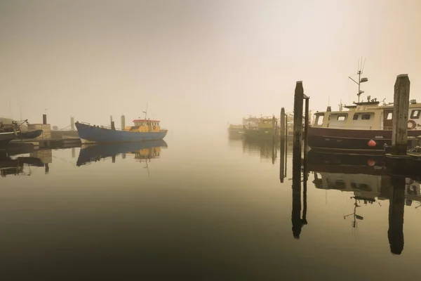 In afwachting van vissersboten vertraagd vertrek in haven als gevolg van zware — Stockfoto