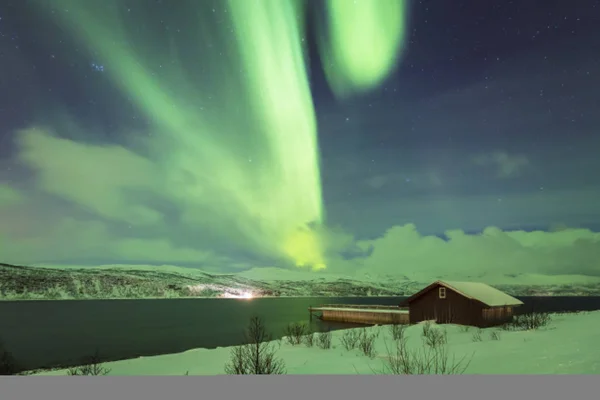 Norrsken-Aurora Borealis i natt ovan en vanligtvis en — Stockfoto
