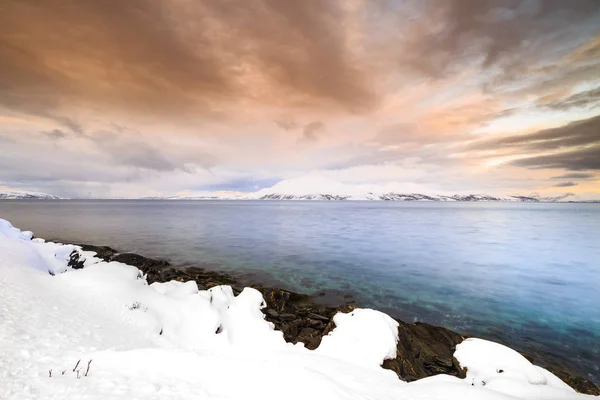 Naplemente a vízpart, a sziklák, a fjord az apály idején — Stock Fotó