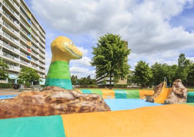 Renkli ve güvenli Yüzme Havuzu ve oyun alanı önünde büyük bir