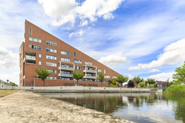 Güneşli bir yaz günü su bulunan villalar