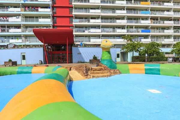 Renkli ve güvenli Yüzme Havuzu ve oyun alanı önünde büyük bir