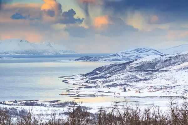 Naplemente a vízpart, a sziklák, a fjord az apály idején — Stock Fotó