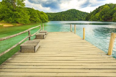 Dağ manzarası ile Dağları ormanları ve su. Plitvice la
