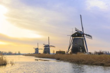Güzel üç yel değirmenleri Hollanda kış manzarası