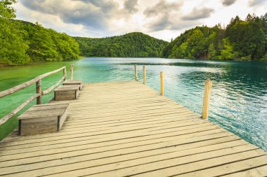 Dağ manzarası ile Dağları ormanları ve su. Plitvice la