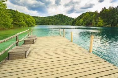 Dağ manzarası ile Dağları ormanları ve su. Plitvice la