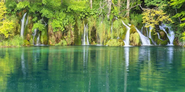 Барвиста панорама над водоспадами і чисте блакитне озеро в старому — стокове фото