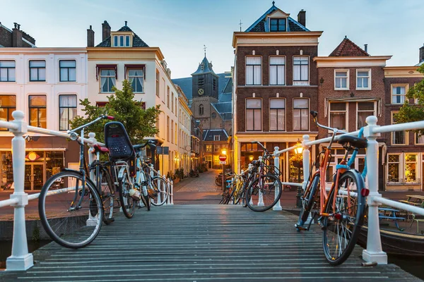Leiden'de alacakaranlıkta geleneksel Hollanda kültür evleri ve kanalı