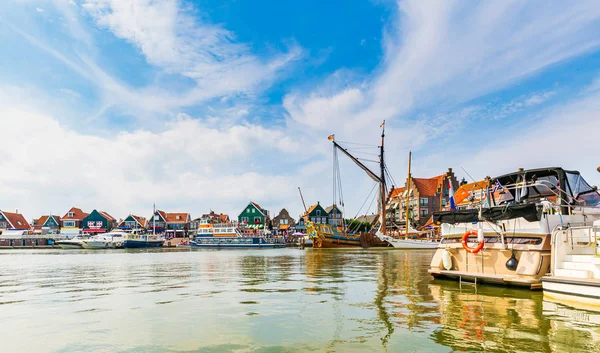 Volendam traditioneel Nederlands vissersdorp, uitzicht op de haven, — Stockfoto