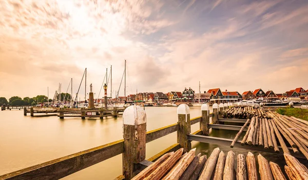 Vila de pescadores holandesa tradicional de Volendam, vista para o porto , — Fotografia de Stock