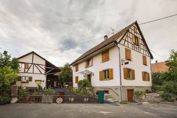 Vista sobre Eglise de Magstatt-le-Bas y casa de madera — Foto de Stock