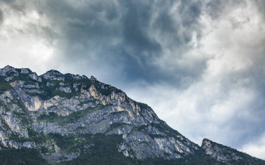 Dağların tepelerinde dramatik bir gökyüzü