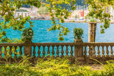 Turistik köy Riva del Garda 'da antik taş duvarlar