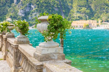 Turistik köy Riva del Garda 'da antik taş duvarlar