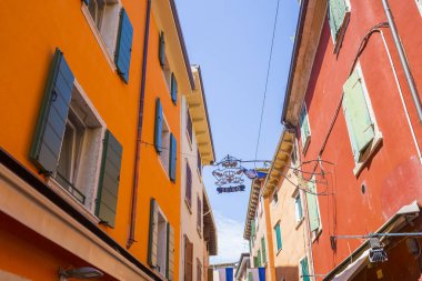 Garda 'nın dar sokaklarında güzel renkli kabadayılar. 