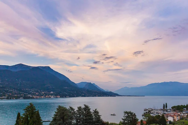 Portese, Itálie, u jezera Garda během krásného západu slunce — Stock fotografie