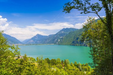 Yaz mevsiminde Idro İtalya Gölü 'nün güzel manzarası.